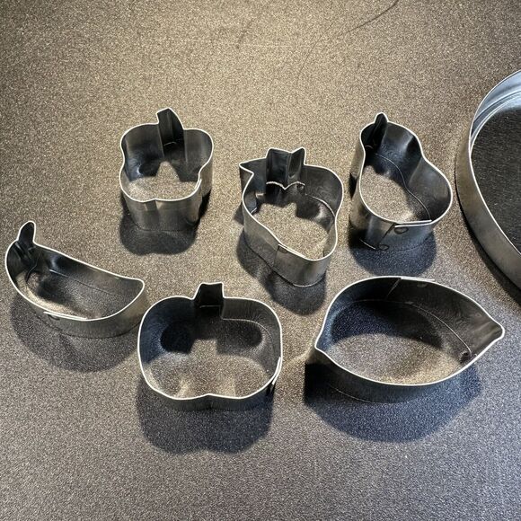 VINTAGE 6 PIECE FOX RUN METAL FRUIT COOKIE CUTTERS IN METAL TIN CONTAINER - Picture 3 of 5